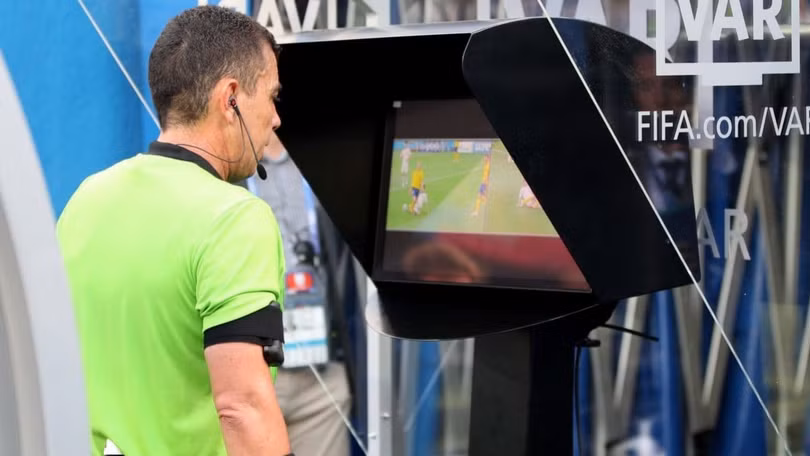 Trọng tài chính nhờ đến sự trợ giúp của VAR tại World Cup 2018. Ảnh: OG
