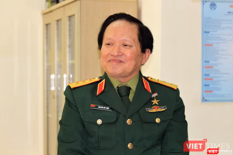 Thượng tướng Nguyễn Huy Hiệu chia sẻ về quá trình tiếp cận nguồn tư liệu để phát triển công trình sách "Ký ức người lính". Thượng tướng Nguyễn Huy Hiệu chia sẻ về quá trình tiếp cận nguồn tư liệu để phát triển công trình sách "Ký ức người lính".