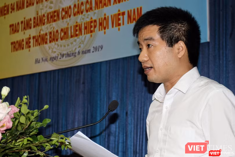 Trưởng ban Ban Tổ chức và Chính sách Hội LHHVN, Ths. Nguyễn Quyết Chiến công bố quyết định khen thưởng. Trưởng ban Ban Tổ chức và Chính sách Hội LHHVN, Ths. Nguyễn Quyết Chiến công bố quyết định khen thưởng.
