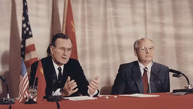 cựu Tổng thống George Bush “cha” gặp Tổng bí thư Liên Xô Mikail Gorbachev trong hội nghị thượng đỉnh nhằm kết thúc Chiến tranh Lạnh ngoài khơi Malta. Ảnh: History cựu Tổng thống George Bush “cha” gặp Tổng bí thư Liên Xô Mikail Gorbachev trong hội nghị thượng đỉnh nhằm kết thúc Chiến tranh Lạnh ngoài khơi Malta. Ảnh: History