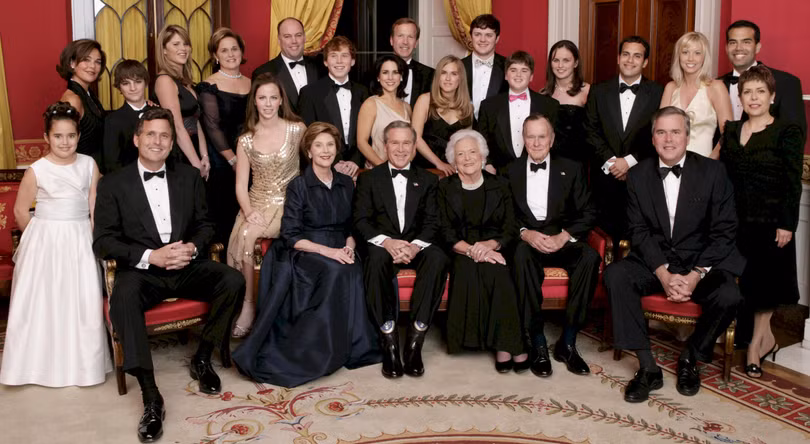 Ông George H.W. Bush với 2 anh chị, 5 người con, 17 người cháu và 8 chắt. Ảnh: Wikipedia Ông George H.W. Bush với 2 anh chị, 5 người con, 17 người cháu và 8 chắt. Ảnh: Wikipedia