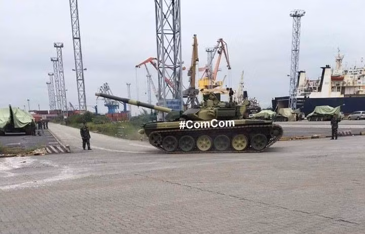 Một chiếc xe tăng T-90S được cho là đang ở trên cảng của Việt Nam. Ảnh: tài khoản FB @WarComissar. Một chiếc xe tăng T-90S được cho là đang ở trên cảng của Việt Nam. Ảnh: tài khoản FB @WarComissar.