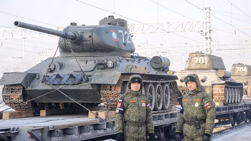 Người dân và quân nhân ở Chita đón chào đoàn xe T-34 từ Lào về Nga. Ảnh Stolica-s.su Người dân và quân nhân ở Chita đón chào đoàn xe T-34 từ Lào về Nga. Ảnh Stolica-s.su