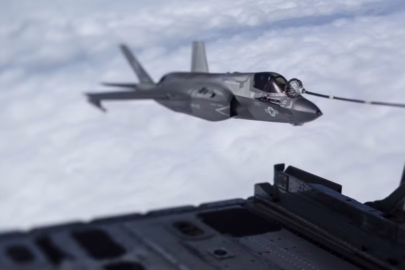 Các máy bay tiêm kích tàng hình F-35B tiếp dầu trên Biển Đông. Ảnh Military.com Các máy bay tiêm kích tàng hình F-35B tiếp dầu trên Biển Đông. Ảnh Military.com