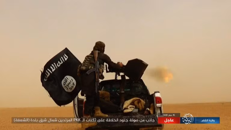 Lực lượng khủng bố IS tấn công SDF trên chiến trường Deir Ezzor. Ảnh: Amaq.