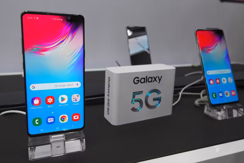 Samsung Galaxy S10 5G, thiết bị 5G thương mại đầu tiên ra mắt tại Hàn Quốc. Ảnh: Straits Times