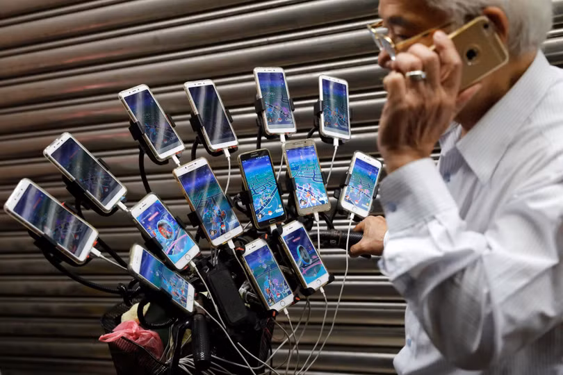 Ông Chen và dàn 21 chiếc smartphone chuyên dụng để săn Pokémon. Ảnh: StraitTimes Ông Chen và dàn 21 chiếc smartphone chuyên dụng để săn Pokémon. Ảnh: StraitTimes