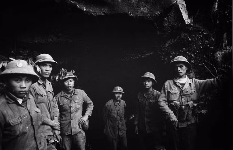 Sau khi chạy thoát khỏi thị trấn, Nakamura được đưa đến hang ẩn náu của một tiểu đội bộ đôi Việt Nam.