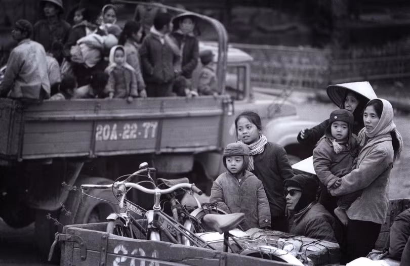 Phụ nữ và trẻ em sơ tán khỏi thị trấn để tránh các cuộc tấn công của quân đội Trung Quốc.