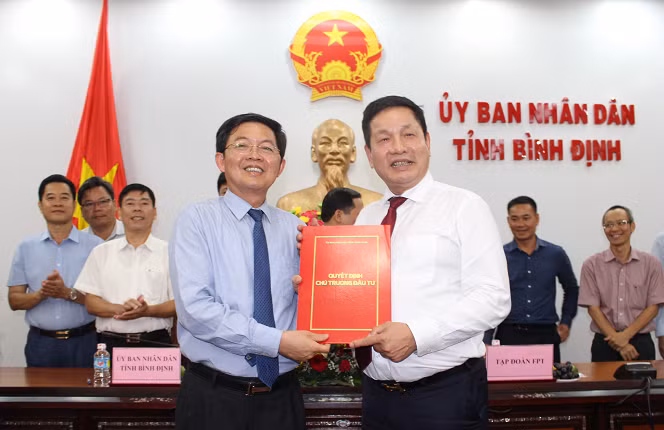 Chủ tịch UBND tỉnh Hồ Quốc Dũng trao quyết định chủ trương đầu tư cho đại diện FPT - ông Trương Gia Bình (Ảnh: binhdinh.gov.vn) Chủ tịch UBND tỉnh Hồ Quốc Dũng trao quyết định chủ trương đầu tư cho đại diện FPT - ông Trương Gia Bình (Ảnh: binhdinh.gov.vn)