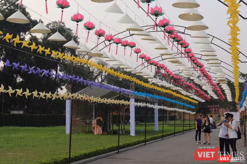 Hành lang đẹp mắt được tạo nên từ các sản phẩm thủ công như chong chóng, nón lá. Hành lang đẹp mắt được tạo nên từ các sản phẩm thủ công như chong chóng, nón lá.