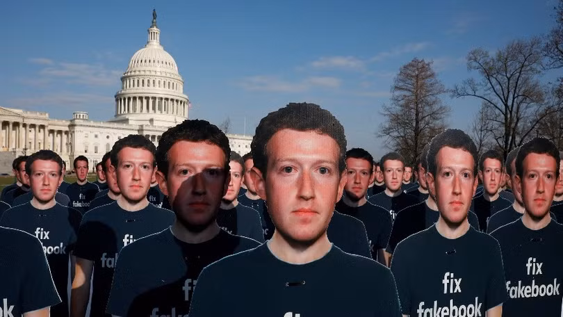Biểu ngữ phản đối chính sách chia sẻ dữ liệu của Facebook với các nhà phát triển bên thứ 3 đươc trưng bày tại Washington năm 2018. Ảnh: Reuters Biểu ngữ phản đối chính sách chia sẻ dữ liệu của Facebook với các nhà phát triển bên thứ 3 đươc trưng bày tại Washington năm 2018. Ảnh: Reuters