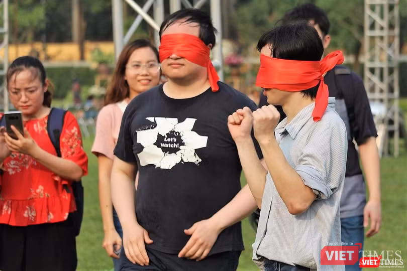 Các sinh viên nước ngoài của Trung tâm Văn hóa và Ngôn ngữ Việt Nam (Đại học Quốc gia Hà Nội) tới tham gia trò chơi tại lễ hội. Các sinh viên nước ngoài của Trung tâm Văn hóa và Ngôn ngữ Việt Nam (Đại học Quốc gia Hà Nội) tới tham gia trò chơi tại lễ hội.