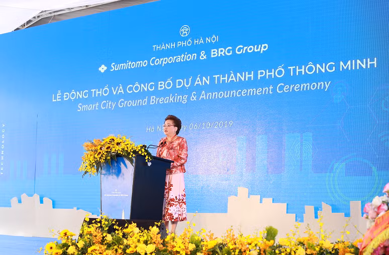 Chủ tịch Tập đoàn BRG - bà Nguyễn Thị Nga - phát biểu tại buổi lễ Chủ tịch Tập đoàn BRG - bà Nguyễn Thị Nga - phát biểu tại buổi lễ
