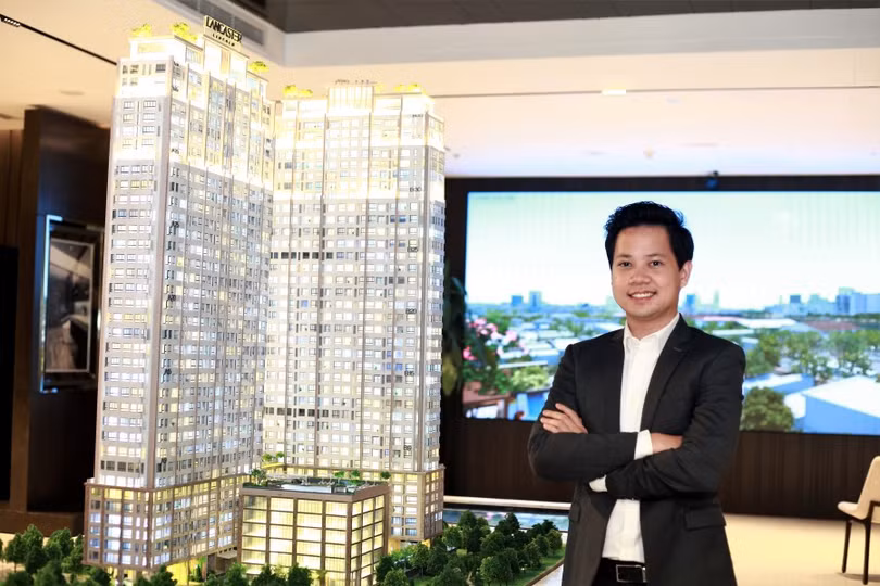 Ông Nguyễn Trung Tín bên cạnh mô hình dự án địa ốc Lancaster Lincoln của Tập đoàn Trung Thủy