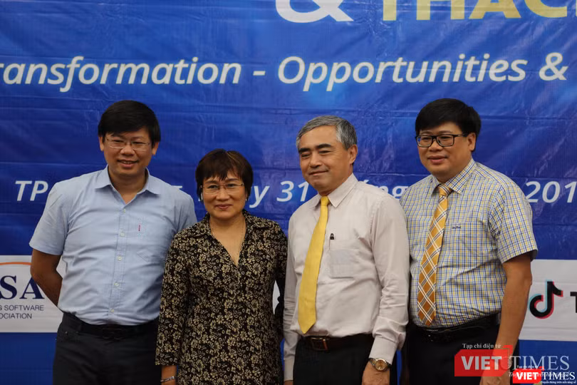 Chủ tịch Hội Truyền thông số Việt Nam, ông Nguyễn Minh Hồng chụp ảnh lưu niệm cùng ban tổ chức và các nhà tài trợ. Chủ tịch Hội Truyền thông số Việt Nam, ông Nguyễn Minh Hồng chụp ảnh lưu niệm cùng ban tổ chức và các nhà tài trợ.