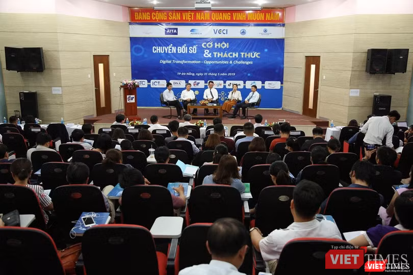 Toàn cảnh Hội thảo “Chuyển đổi số - Cơ hội và thách thức với Đà Nẵng”. Toàn cảnh Hội thảo “Chuyển đổi số - Cơ hội và thách thức với Đà Nẵng”.