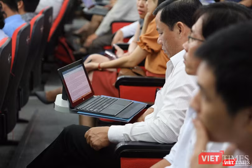 Doanh nghiệp, chuyên gia và sinh viên có mặt rất đông tại Hội trường của Trường Cao Đẳng CNTT hữu nghị Việt – Hàn trong ngày 31.5. Doanh nghiệp, chuyên gia và sinh viên có mặt rất đông tại Hội trường của Trường Cao Đẳng CNTT hữu nghị Việt – Hàn trong ngày 31.5.