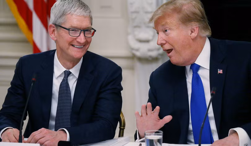 CEO Apple Tim Cook và Tổng thống Mỹ Donald Trum tại cuộc họp Hội đồng tư vấn chính sách và lực lượng lao động Mỹ vào ngày 6-3. Ảnh: WP CEO Apple Tim Cook và Tổng thống Mỹ Donald Trum tại cuộc họp Hội đồng tư vấn chính sách và lực lượng lao động Mỹ vào ngày 6-3. Ảnh: WP