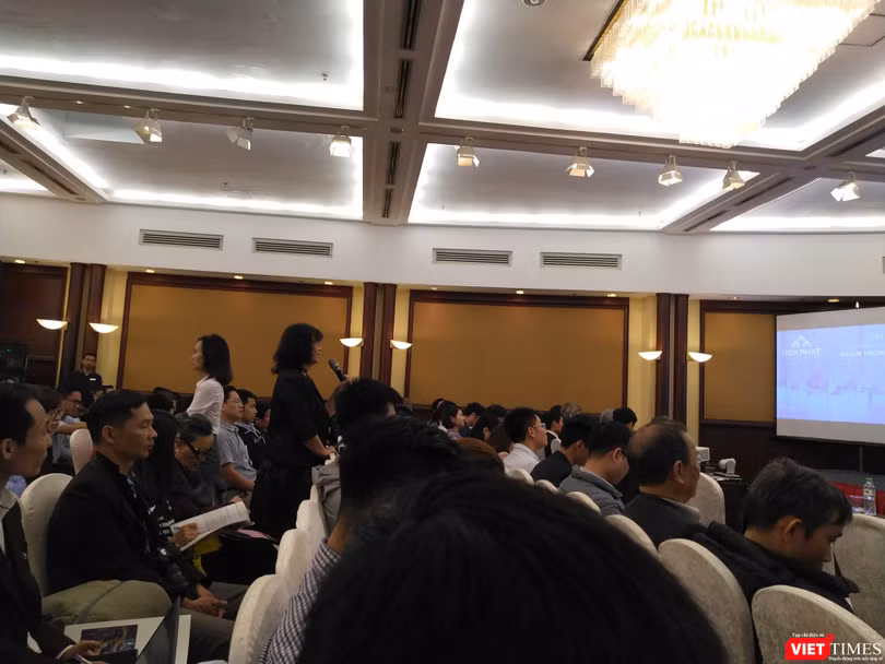 Một cổ đông nữ đặt câu hỏi cho Chủ tịch HĐQT Tập đoàn Hòa Phát (Ảnh: P.D)
