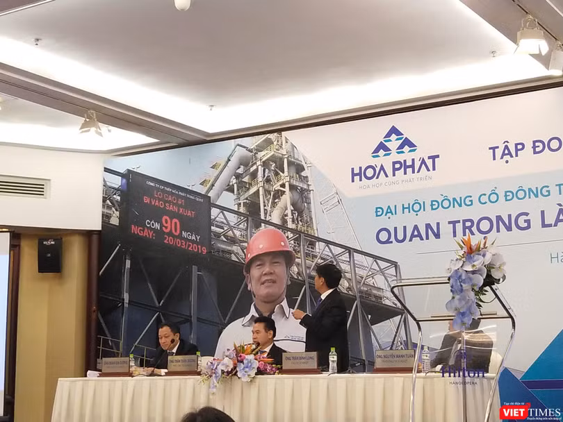 Ông Trần Đình Long chia sẻ thêm thông tin tới cổ đông về tiến độ dự án KLH gang thép Dung Quất (Ảnh: P.D)