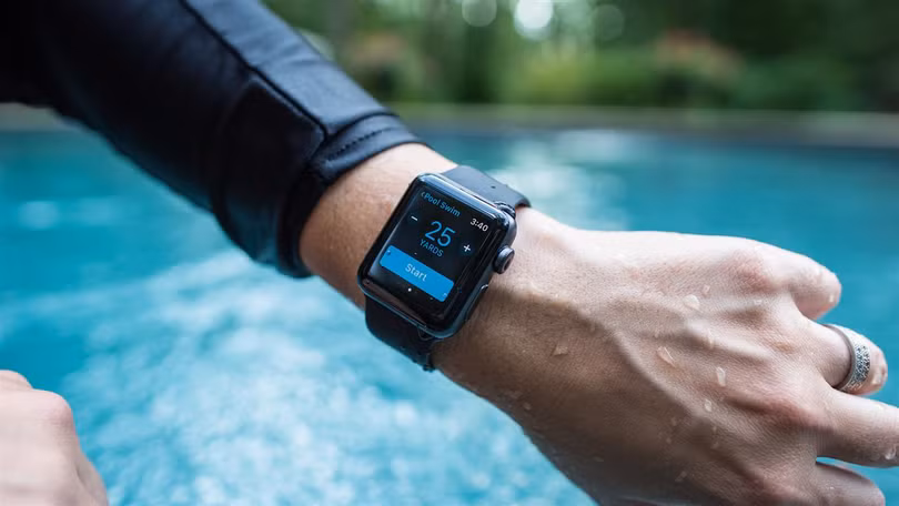 Apple Watch Series 2 cải tiến khả năng chống nước từ "splash-proof" lên "swim-proof". Ảnh: WSJ Apple Watch Series 2 cải tiến khả năng chống nước từ "splash-proof" lên "swim-proof". Ảnh: WSJ