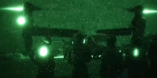 Trực thăng cánh quạt xoay MV-22 Ospreys đổ quân đánh chiếm đảo. Ảnh Nzherald