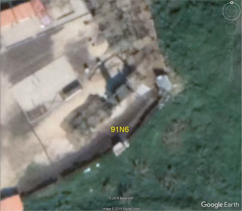 Đài radar 91N6 của hệ thống S-400 và gần đó là một tổ hợp Pantsir-S1. Ảnh: rambo54‏ @reutersanders.