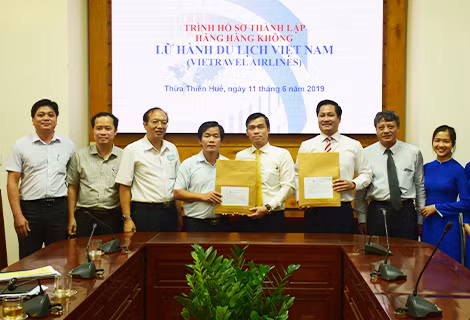 Đại diện Vietravel Airlines và lãnh đạo tỉnh Thừa Thiên Huế tại buổi lễ (Ảnh: thuathienhue.gov.vn) Đại diện Vietravel Airlines và lãnh đạo tỉnh Thừa Thiên Huế tại buổi lễ (Ảnh: thuathienhue.gov.vn)