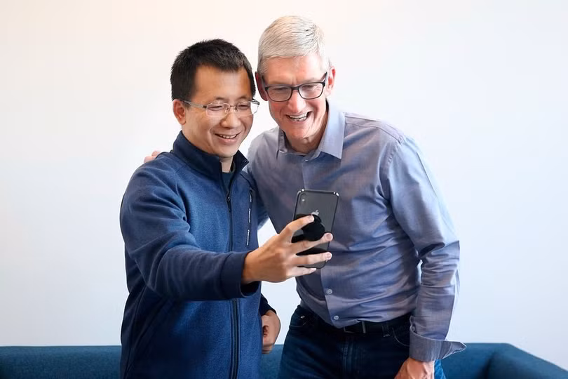 Zhang Yiming và CEO Apple Tim Cook tại trụ sở ByteDance tại Bắc Kinh tháng 10/2018. Ảnh: AP Zhang Yiming và CEO Apple Tim Cook tại trụ sở ByteDance tại Bắc Kinh tháng 10/2018. Ảnh: AP