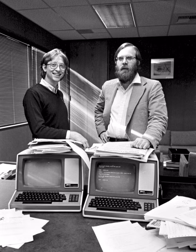 Một bức ảnh khác của ông Paul Allen và ông Bill Gates trong những ngày đầu thành lập Microsoft. Ảnh: Forbes Một bức ảnh khác của ông Paul Allen và ông Bill Gates trong những ngày đầu thành lập Microsoft. Ảnh: Forbes