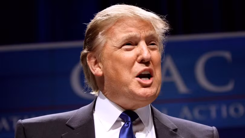 Tổng thống Donald Trump đăng tải dòng tweet khuyên Apple nên rời dây chuyển sản xuất iPhone về Mỹ. Ảnh: VOA Tổng thống Donald Trump đăng tải dòng tweet khuyên Apple nên rời dây chuyển sản xuất iPhone về Mỹ. Ảnh: VOA