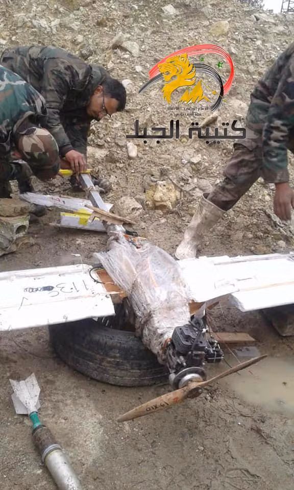 Máy bay không người lái UAV của HTS bị quân đội Syria bắn hạ. Ảnh South Front Máy bay không người lái UAV của HTS bị quân đội Syria bắn hạ. Ảnh South Front
