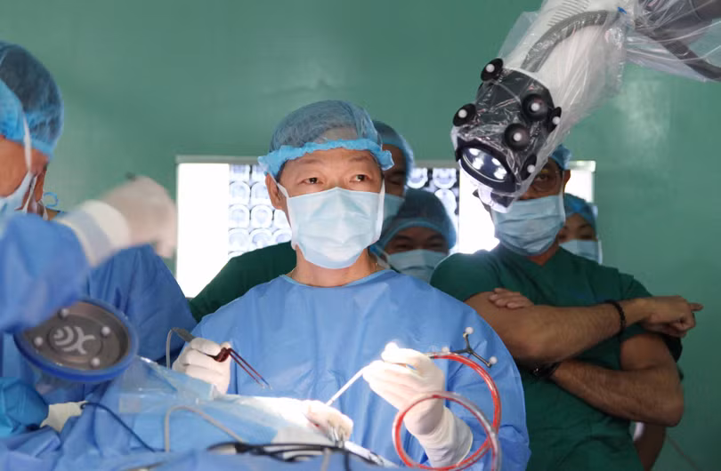 Nếu mổ bằng vi phẫu như trước đây, bác sĩ phải nhìn vào bàn tay, còn nay, thông qua robot mọi thao tác đều nhìn trên màn hình (Ảnh: PV) Nếu mổ bằng vi phẫu như trước đây, bác sĩ phải nhìn vào bàn tay, còn nay, thông qua robot mọi thao tác đều nhìn trên màn hình (Ảnh: PV)