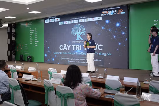 Nhóm tác giả trình bày Dự án Gia sư AI toàn năng - Cây tri thức tại Chung kết UDA Startup & Innovation 2026.
