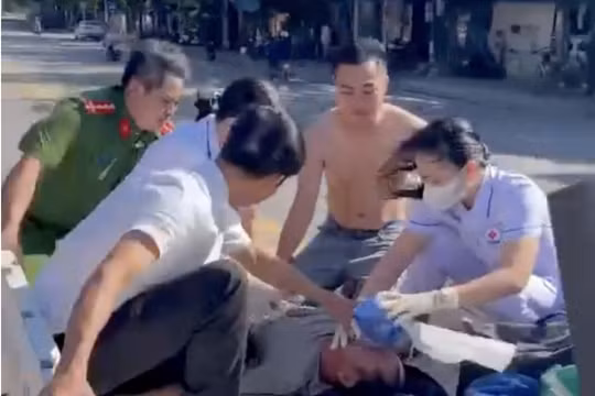 Trong tình thế nguy cấp, Công an xã Quảng Điền (TP Huế) dùng xe tải chở người đuối nước đi cấp cứu. Ảnh cắt từ clip.