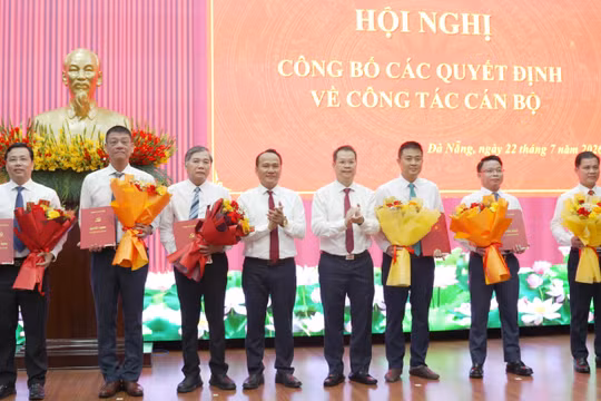 Phó Bí thư Thường trực Thành uỷ Đà Nẵng Nguyễn Đình Vĩnh và Chủ tịch UBND TP Đà Nẵng Nguyễn Mạnh Hùng trao quyết định và hoa chúc mừng cho các cá nhân. Ảnh Văn Toàn.