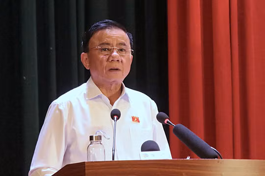 Thường trực Ban Bí thư Trần Cẩm Tú phát biểu tại Hội nghị tiếp xúc cử tri tại 6 phường trên địa bàn TP Đà Nẵng gồm: Hải Châu, Sơn Trà, Thanh Khê, An Khê, Hòa Cường và An Hải.