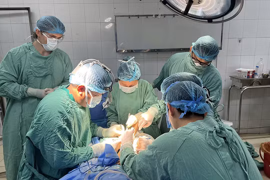 Ê kíp các bác sĩ Bệnh viện Đại học Y dược Huế đang phẫu thuật cho bệnh nhân.