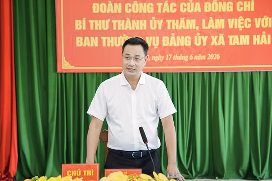 Bí thư Thành ủy Đà Nẵng Lê Ngọc Quang tại buổi làm việc với xã đảo Tam Hải.