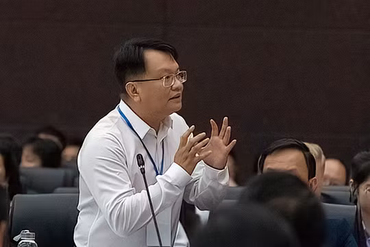 Ông Trần Quốc Bảo, Chủ tịch Hiệp hội Doanh nghiệp Đà Nẵng trình bày kiến nghị tại diễn đàn