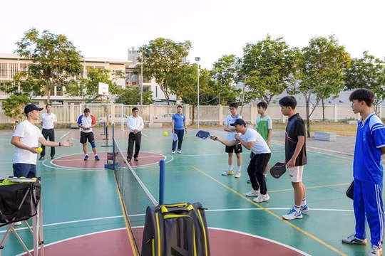 Các học sinh tham gia tập luyện bộ môn Pickleball trong nhà trường.