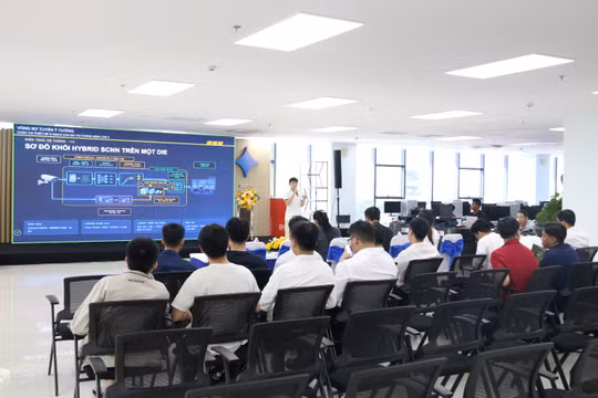 Đội thi trình bày thiết kế của mình trong ngày khởi tranh vòng Sơ tuyển Cuộc thi “Thiết kế vi mạch cho đô thị thông minh lần thứ 3” khu vực miền Trung diễn ra tại Đà Nẵng. Ảnh DISSC.