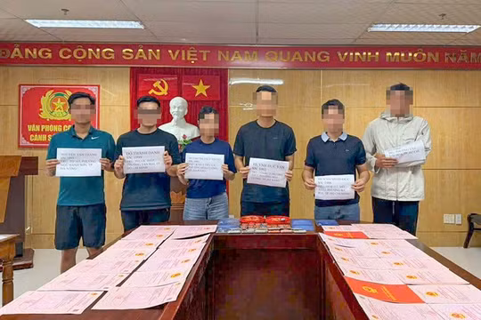 Các đối tượng trong đường dây lừa đảo chiếm đoạt tài sản thông qua kinh doanh đa cấp tiền ảo với số tiền chiếm đoạt hơn 2.000 tỷ đồng tại cơ quan công an.
