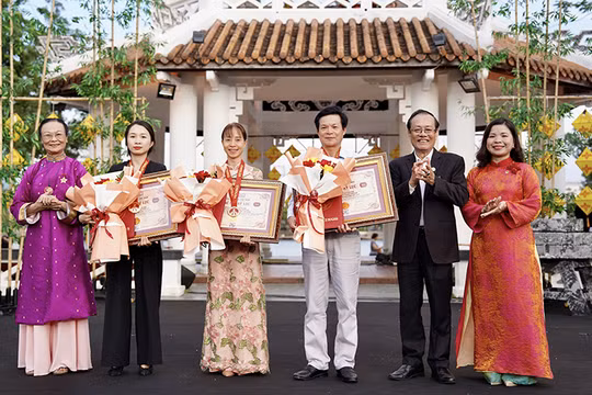 Tổ chức Kỷ lục Việt Nam - VietKings trao chứng nhận kỷ lục Việt Nam về chế biến món bún bò Huế cho Giám đốc Sở Du lịch TP Huế. Ảnh Hoàng Lê.