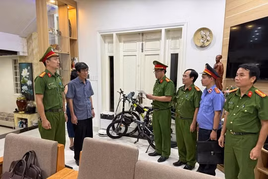 Cơ quan Cảnh sát điều tra Công an TP Huế đọc lệnh bắt bị can để tạm giam đối với ông Hà Xuân Hậu. Ảnh NL.
