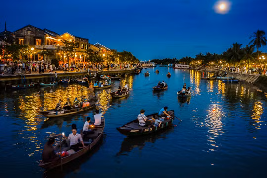 Phố cổ Hội An trong đêm rằm. Ảnh Quang Nguyễn.