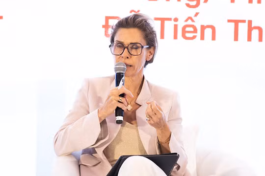 TS Mirjam Staub-Bisang, Chủ tịch HĐQT Quỹ đầu tư Thụy Sĩ cho thị trường mới nổi (SIFEM), Chủ tịch BlackRock Thụy Sĩ gợi mở mô hình tài chính hỗn hợp để xây dựng Silicon Beach. Ảnh XM.