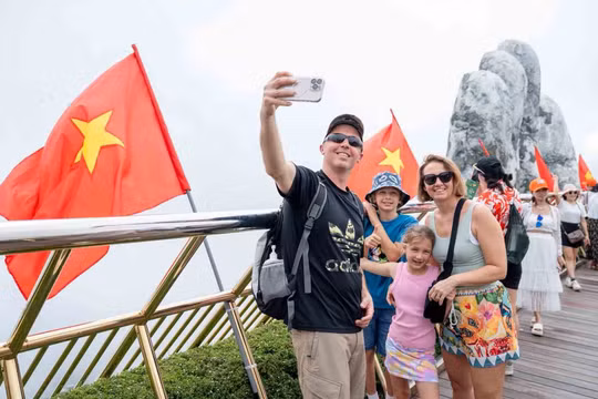Du khách checkin tại Cầu Vàng - khu vui chơi Sun World Ba Na Hills tại Đà Nẵng. Ảnh DT.