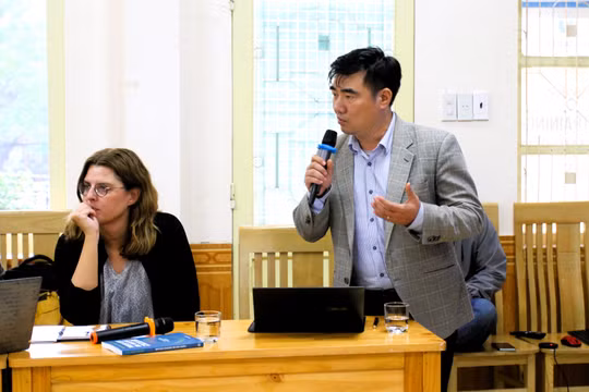 TS Cung Trọng Cường cùng chuyên gia nước ngoài trong một cuộc hội thảo về kinh tế tuần hoàn. Ảnh: Đình Toàn.